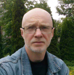 BEZDOMNY, UZALEŻNIONY.