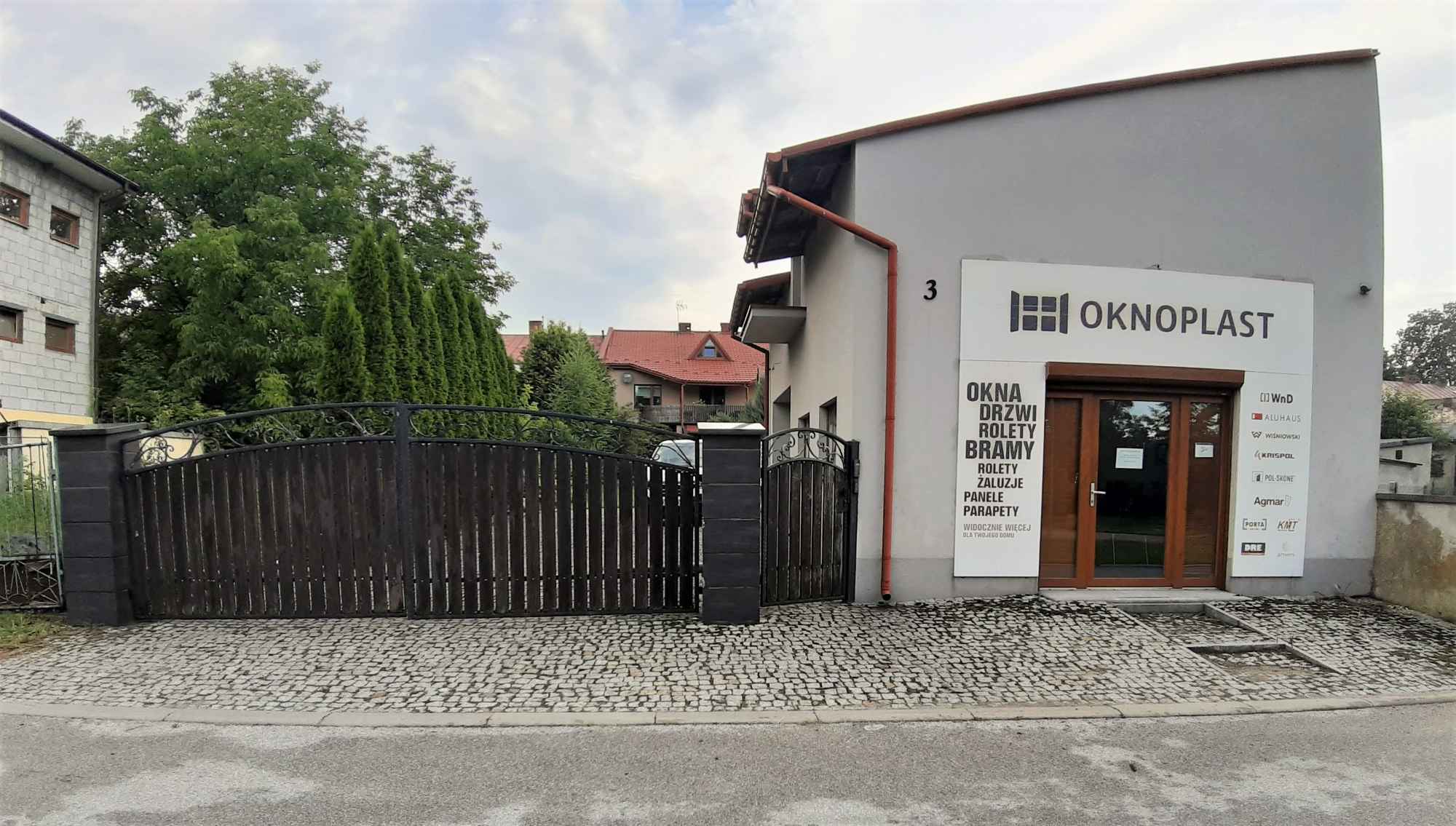 Duży dom  do zamieszkania i gotowe budynki „na biznes” Chmielnik - zdjęcie 12