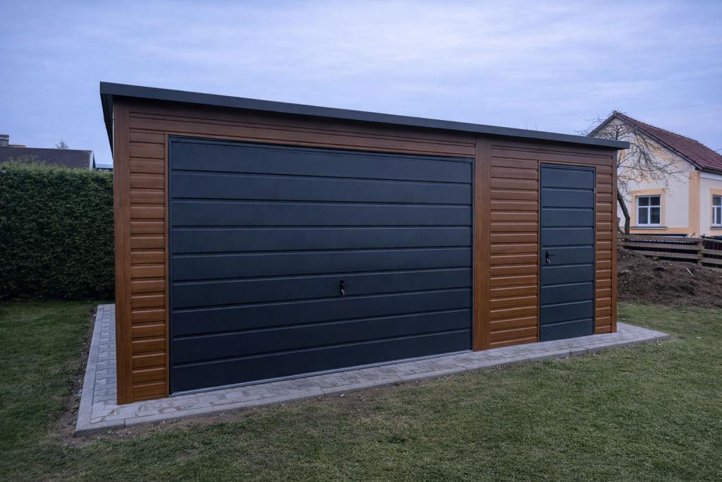 Garaż Blaszany 5x5m Drewnopodobny Spad na Tył Brama Uchylna Grafit Trablice - zdjęcie 4