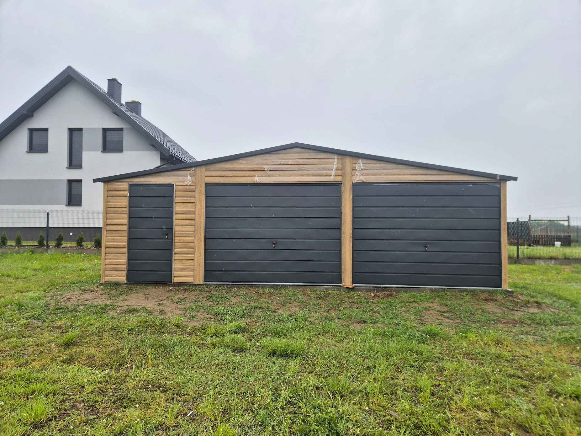 Garaż blaszany dwustanowiskowy 8×6m Winchester Dach dwuspadowy Radochów - zdjęcie 3