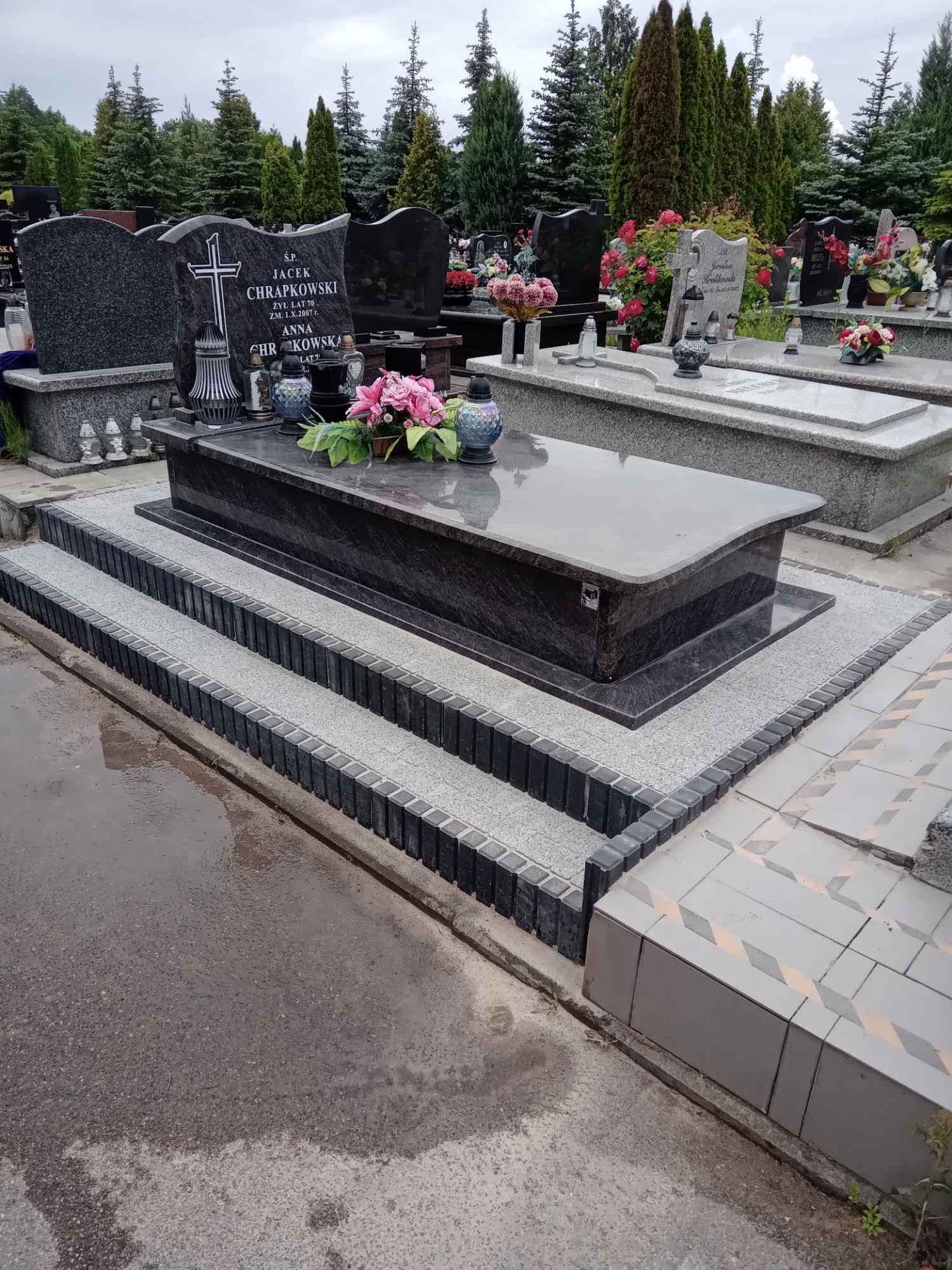 Brukowanie. Układanie kostki wokół nagrobków Płock - zdjęcie 2