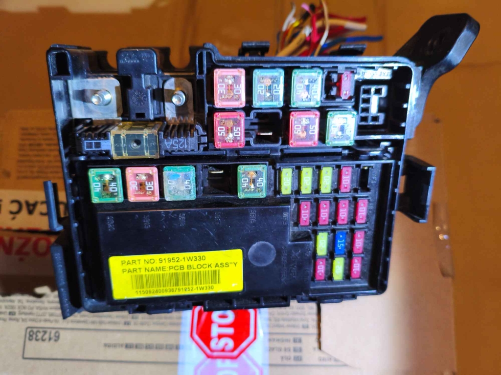 Sprzedam używaną skrzynkę bezpiecznikowa kompletną, Kia Rio 3 Krzywaczka - zdjęcie 1