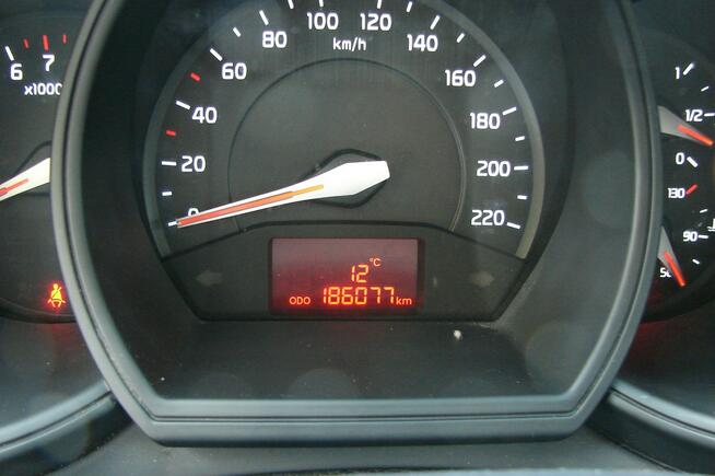 Kia Rio 1,4 E 100 KM Piła - zdjęcie 8