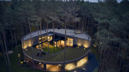 Dom wk1 w lesie nad jeziorem