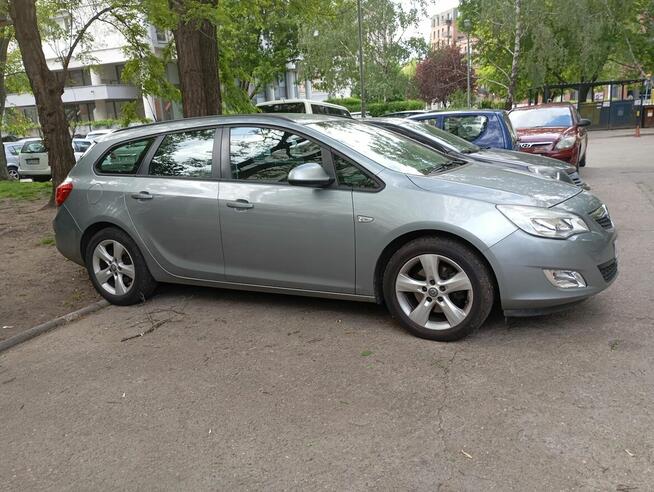 Sprzedam prywatny samochód Opel Astra J Kombi z niezawodnym Śródmieście - zdjęcie 1