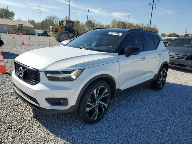 Volvo XC 40 / T5 R-DESIGN / 4x4 / niski przebieg / Tarnów - zdjęcie 2
