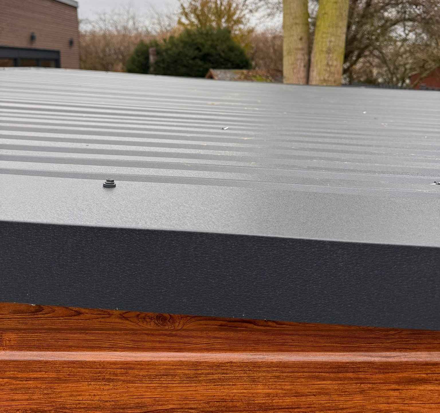 Garaż Blaszany spad na tył 4×4 drewnopodobny PREMIUM, brama uchylna Rycza - zdjęcie 5