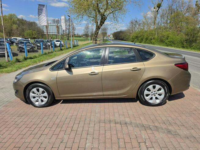 Opel Astra Sedan 1,4 benzynka w pięknym kolorze niski przebieg 117 tys Cielcza - zdjęcie 3