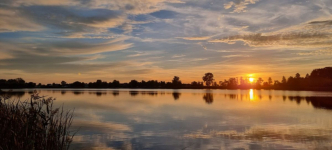Działka nad jeziorem.