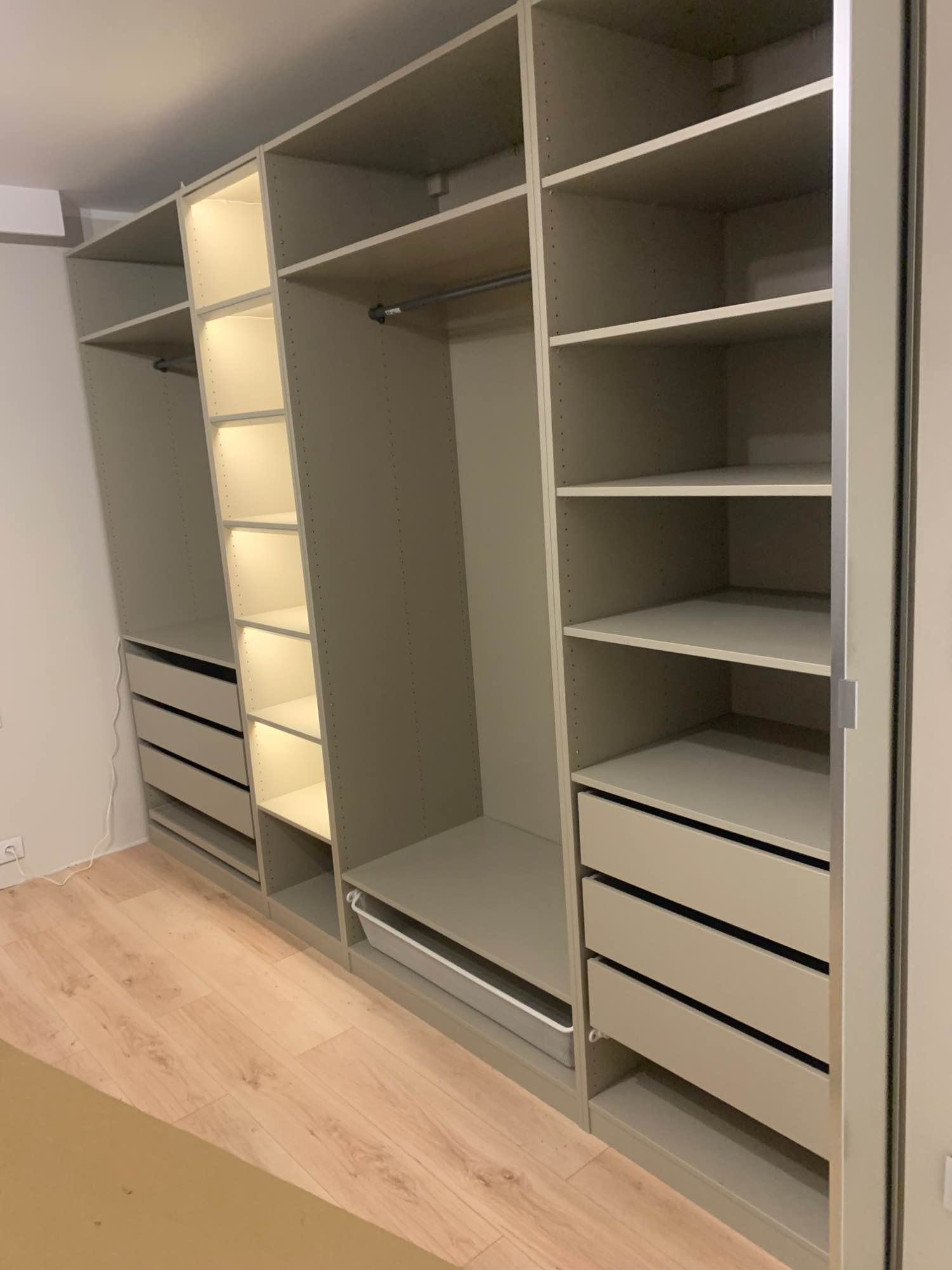 SKŁADANIE MEBLI IKEA, AGATA itd. Montaź, Skręcenie szafy,komody,biurka Krzyki - zdjęcie 6