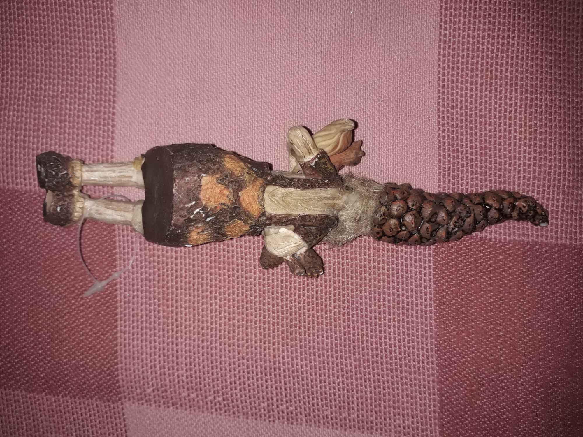 Ludzik z brodą w pozycji siedzącej Bielany - zdjęcie 5