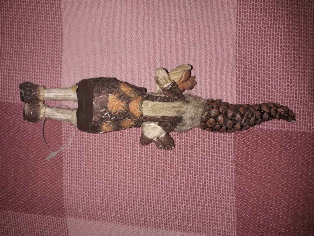 Ludzik z brodą w pozycji siedzącej Bielany - zdjęcie 5