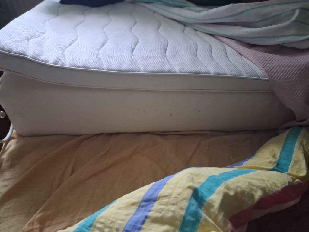 Łóżko  o wym.2m  na 90cm  z materacem⁰ Jastrzębie - zdjęcie 4