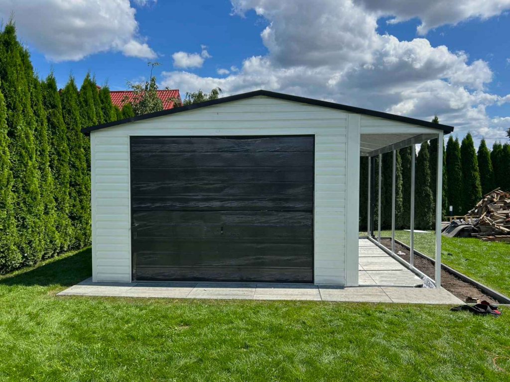 Garaż blaszany z wiatą 5x5 dach dwuspadowy, biały RAL + Ciemny Grafit Płock - zdjęcie 3
