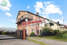 Dom jednorodzinny z niezależnym mieszkaniem i budy