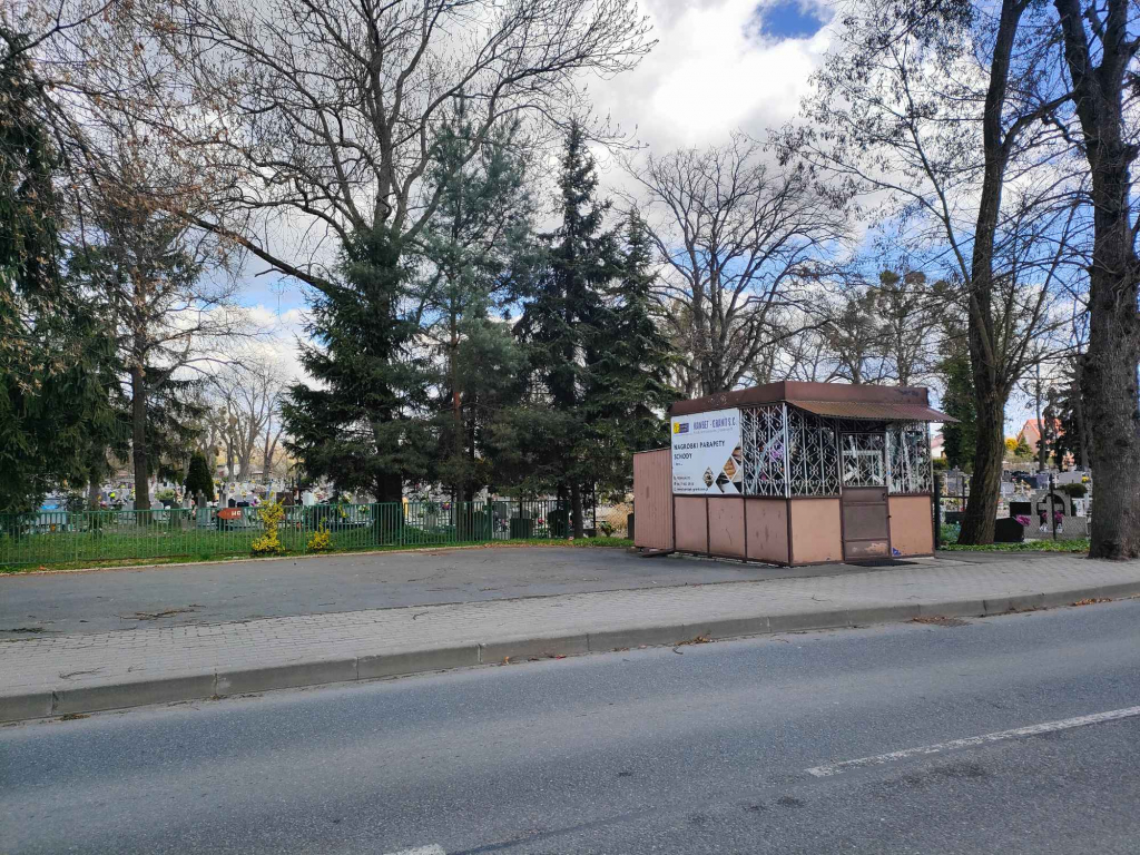 Sprzedam gotowy biznes - kisok przy cmentarzu Lewin Brzeski - zdjęcie 3