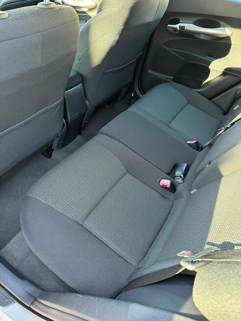 Toyota Auris 1.8 hybryda Kraków - zdjęcie 6