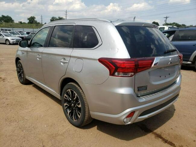 Mitsubishi Outlander 2018, 2.0L hybryda, 4x4, po gradobiciu Warszawa - zdjęcie 3