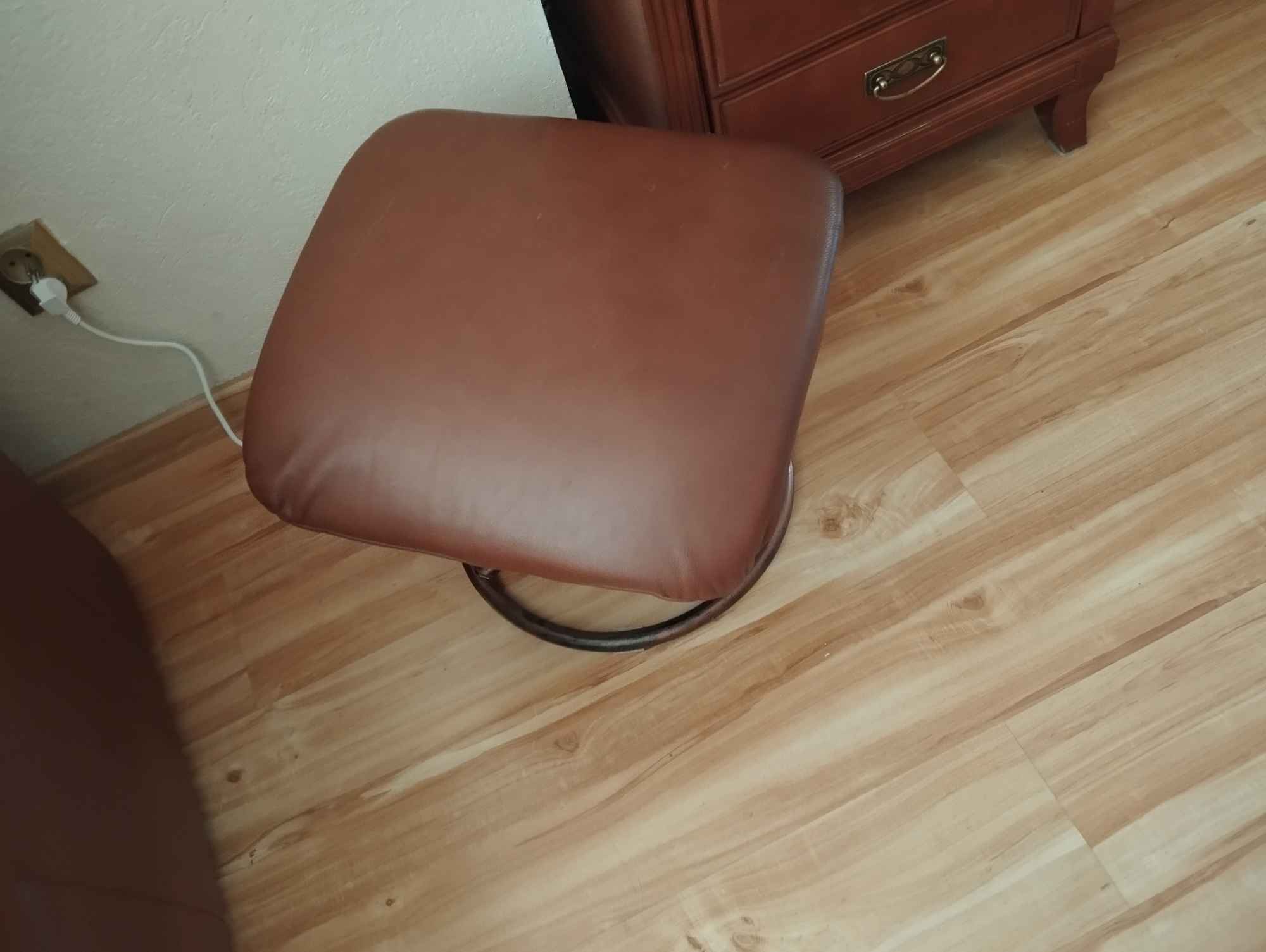 Oddam za darmo  skórzaną sofę z funkcją spania , fotel i podnóżek Staniszów - zdjęcie 4