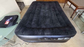 Materac dmuchany 200x150x50 cm z pompką elektryczną