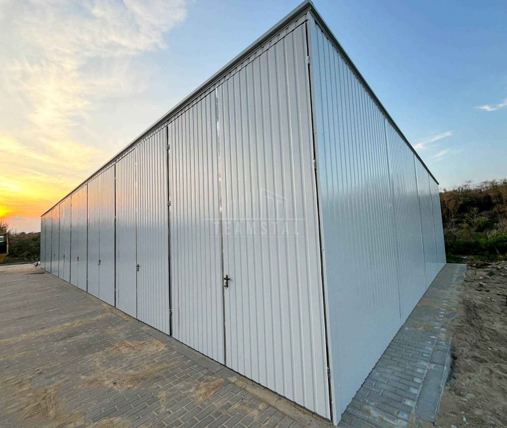Hala blaszana 24x8m - 8x brama dwuskrzydłowa - biały -  dach TS1180 Kraśnik - zdjęcie 3