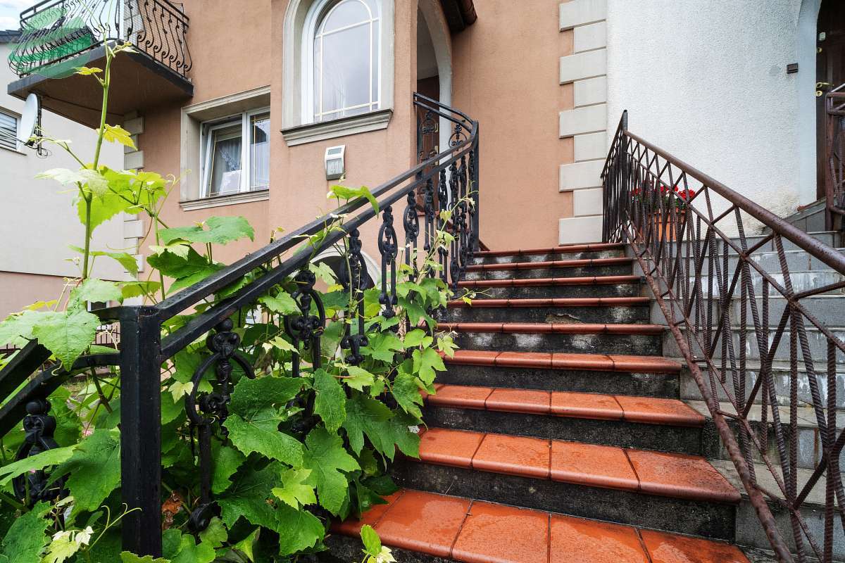 Dom jednorodzinny z niezależnym mieszkaniem i budy Darłowo - zdjęcie 2