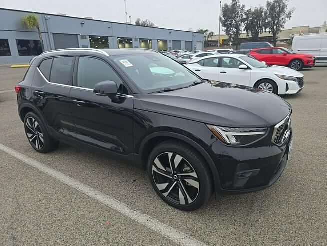 Volvo XC 40 Ultimate Bright Theme / 4x4 / niski przebieg Warszawa - zdjęcie 3
