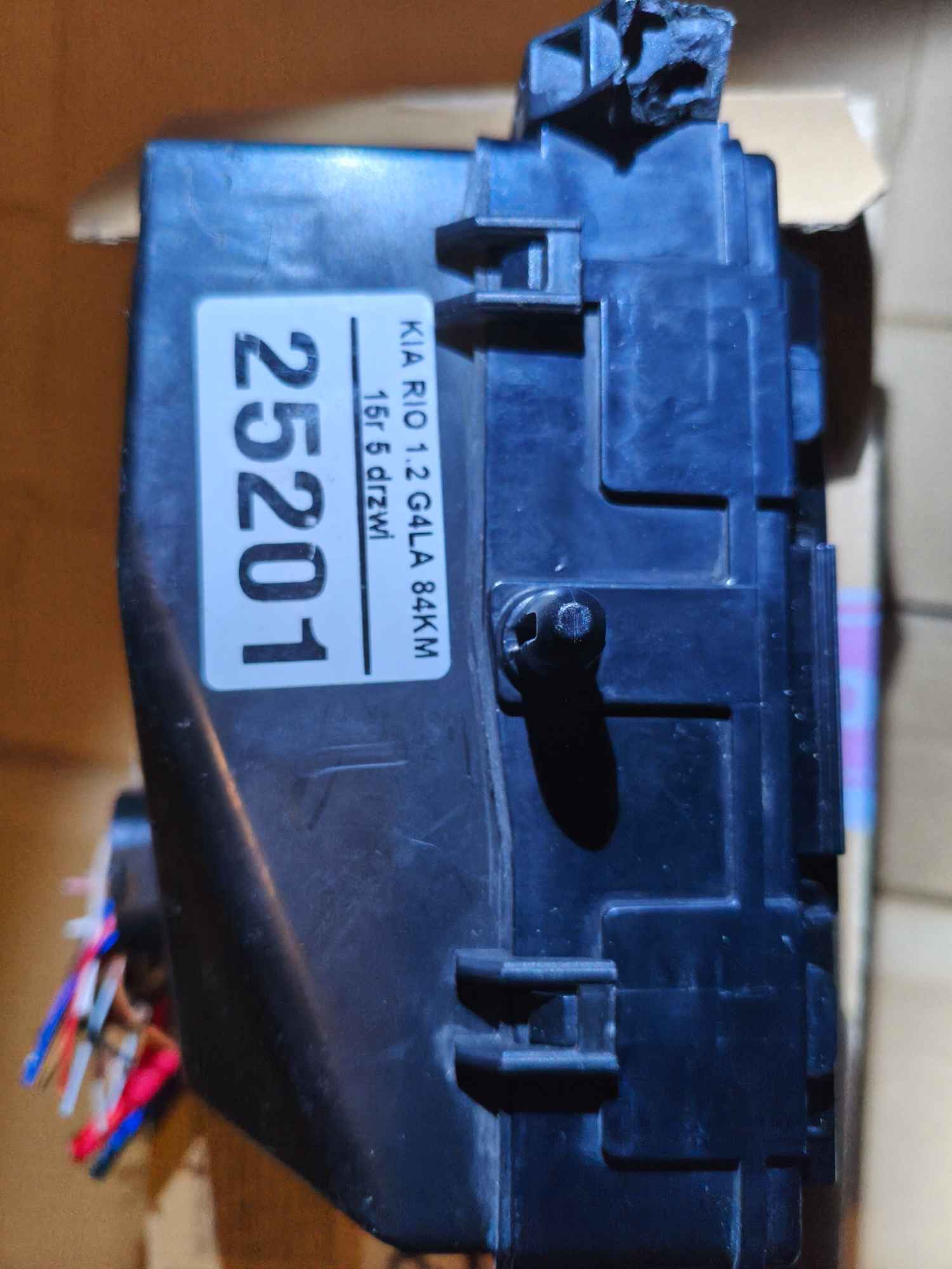 Sprzedam używaną skrzynkę bezpiecznikowa kompletną, Kia Rio 3 Krzywaczka - zdjęcie 4