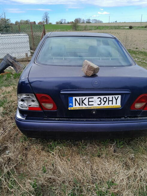 Syndyk sprzeda samochód Mercedes Benz 210, 1996 r. Podlechy - zdjęcie 2