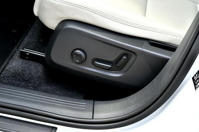 Volvo XC 40 2,0 150KM_D3_Harman-Kardon_Panorama_Led_Navi_Skóra_ Płock - zdjęcie 12