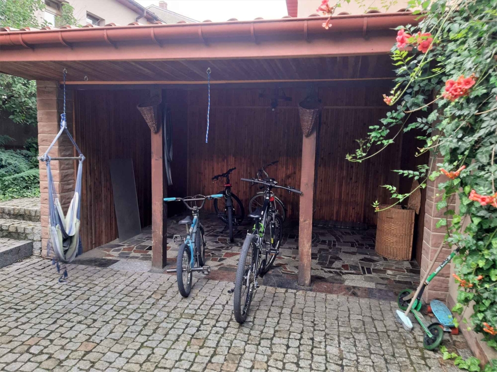 Duży dom  do zamieszkania i gotowe budynki „na biznes” Chmielnik - zdjęcie 9