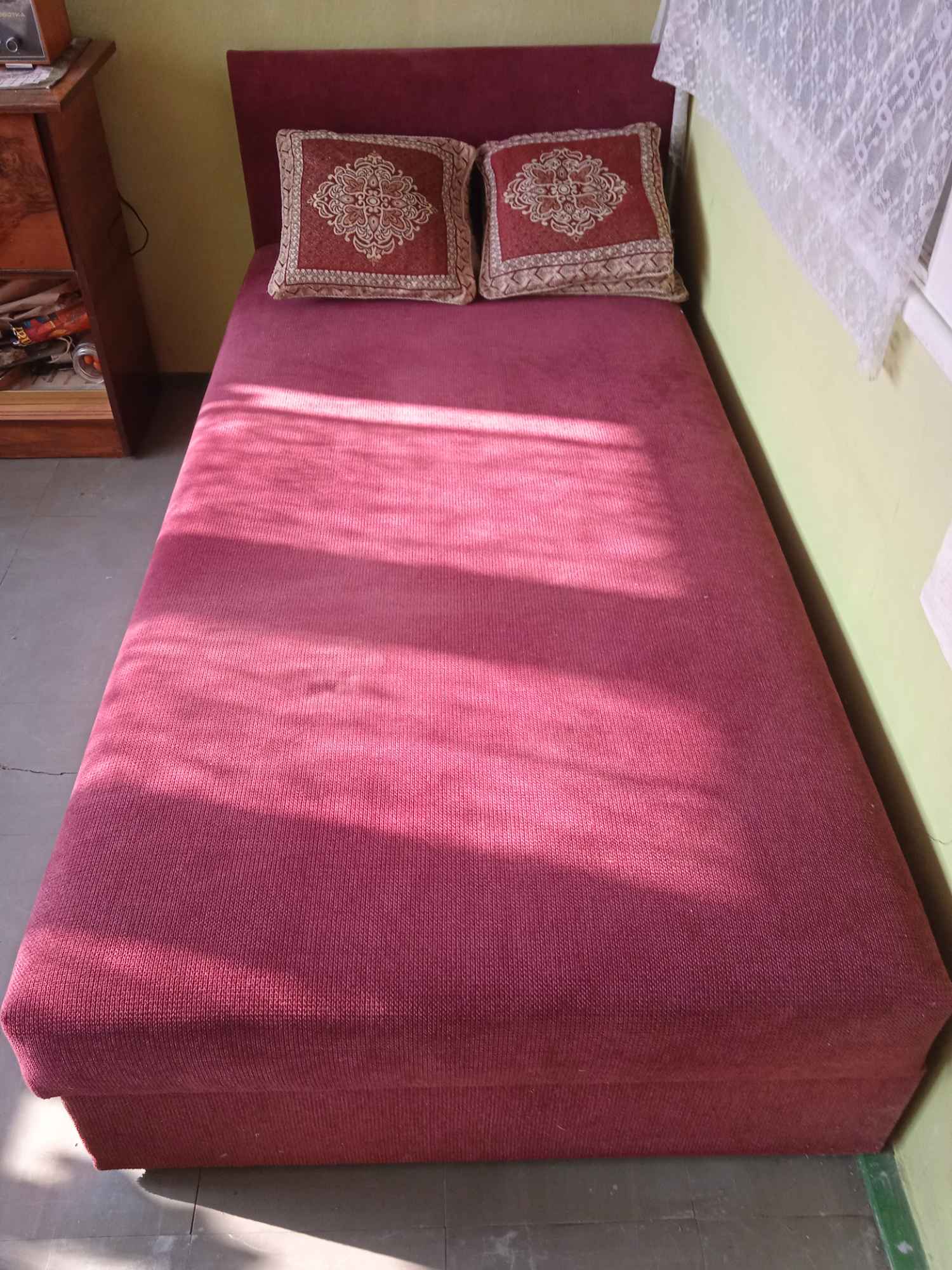 Tapczan z pojemnikiem w bardzo dobrym stanie Katowice - zdjęcie 2