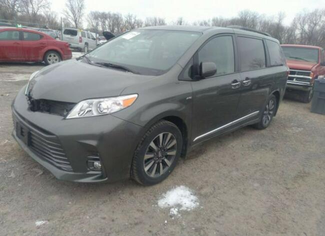 Toyota Sienna 2019, 3.5L, 4x4, XLE, od ubezpieczalni Warszawa - zdjęcie 2