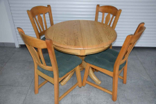 stół rozkładany i 4 krzesła - cały komplet z drewna dębowego