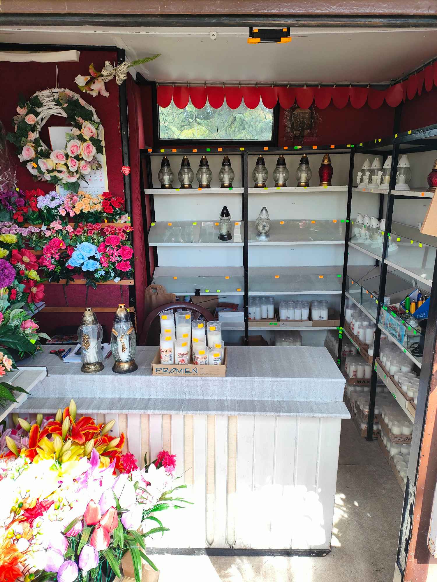 Sprzedam gotowy biznes - kisok przy cmentarzu Lewin Brzeski - zdjęcie 5