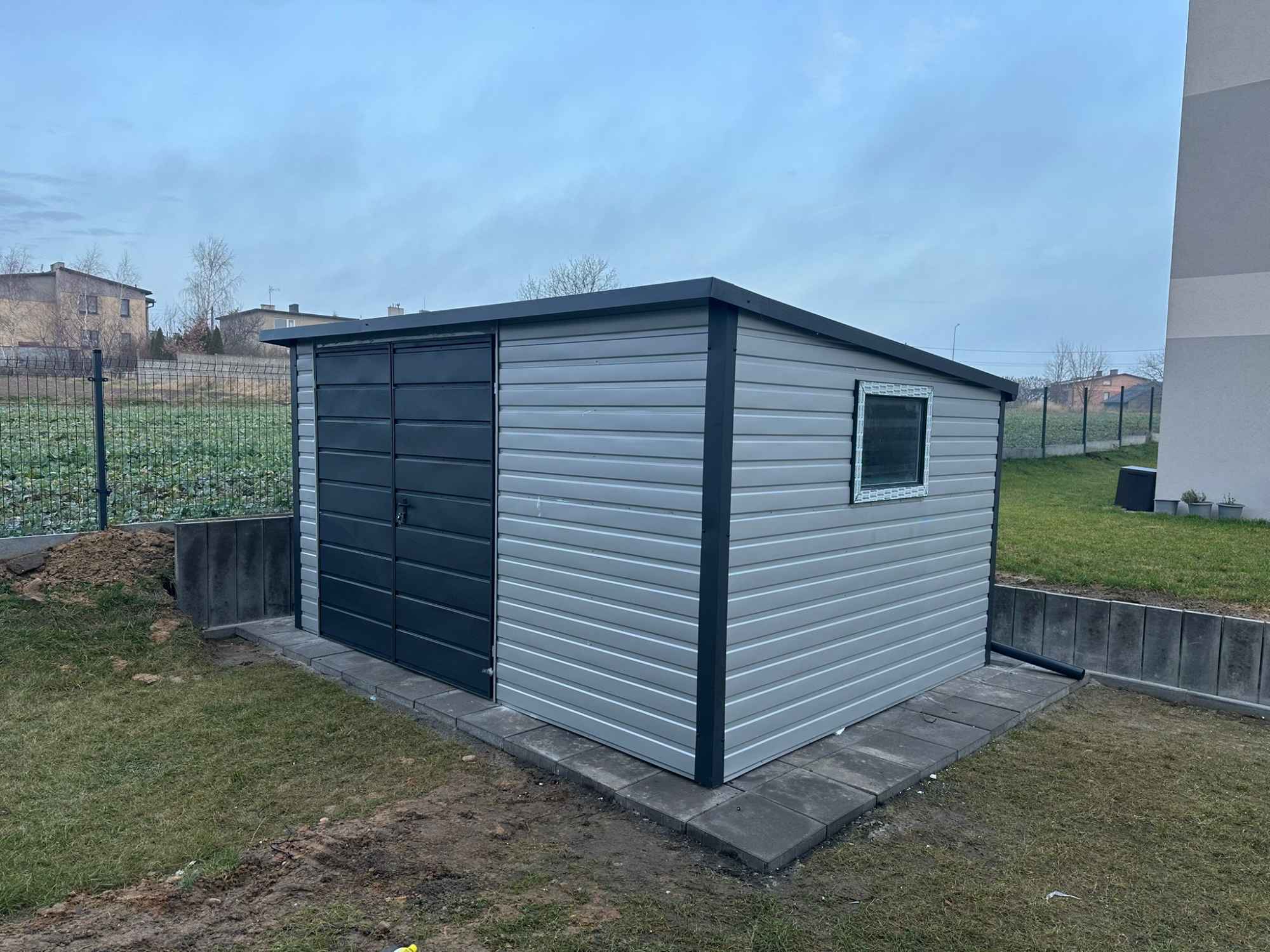 Domek narzędziowy 4m x 2.5m schowek ogrodowy srebrny + grafit Proboszczowice - zdjęcie 2