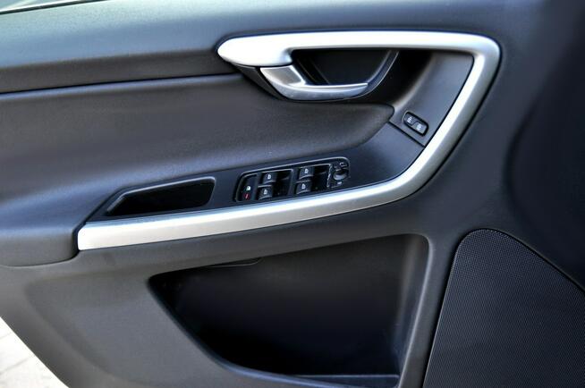 Volvo XC 60 2.0 163KM  D3 R-Desing Led Navi Parktronik Płock - zdjęcie 12
