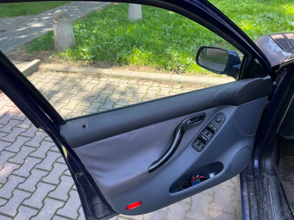 Syndyk sprzeda z wolnej ręki samochód osobowy Seat Leon Śródmieście - zdjęcie 2