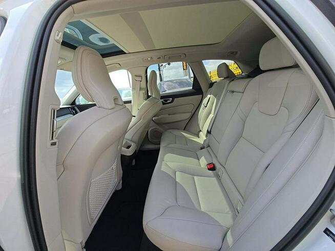 Volvo XC 60 AWD / Bright Theme / niski przebieg Tarnów - zdjęcie 10