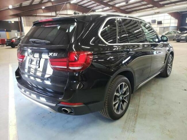 BMW X5 2017, 3.0L, 4x4, porysowany lakier Warszawa - zdjęcie 4