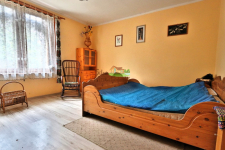 Off gridowy dom bez sąsiadów, wśród pól.