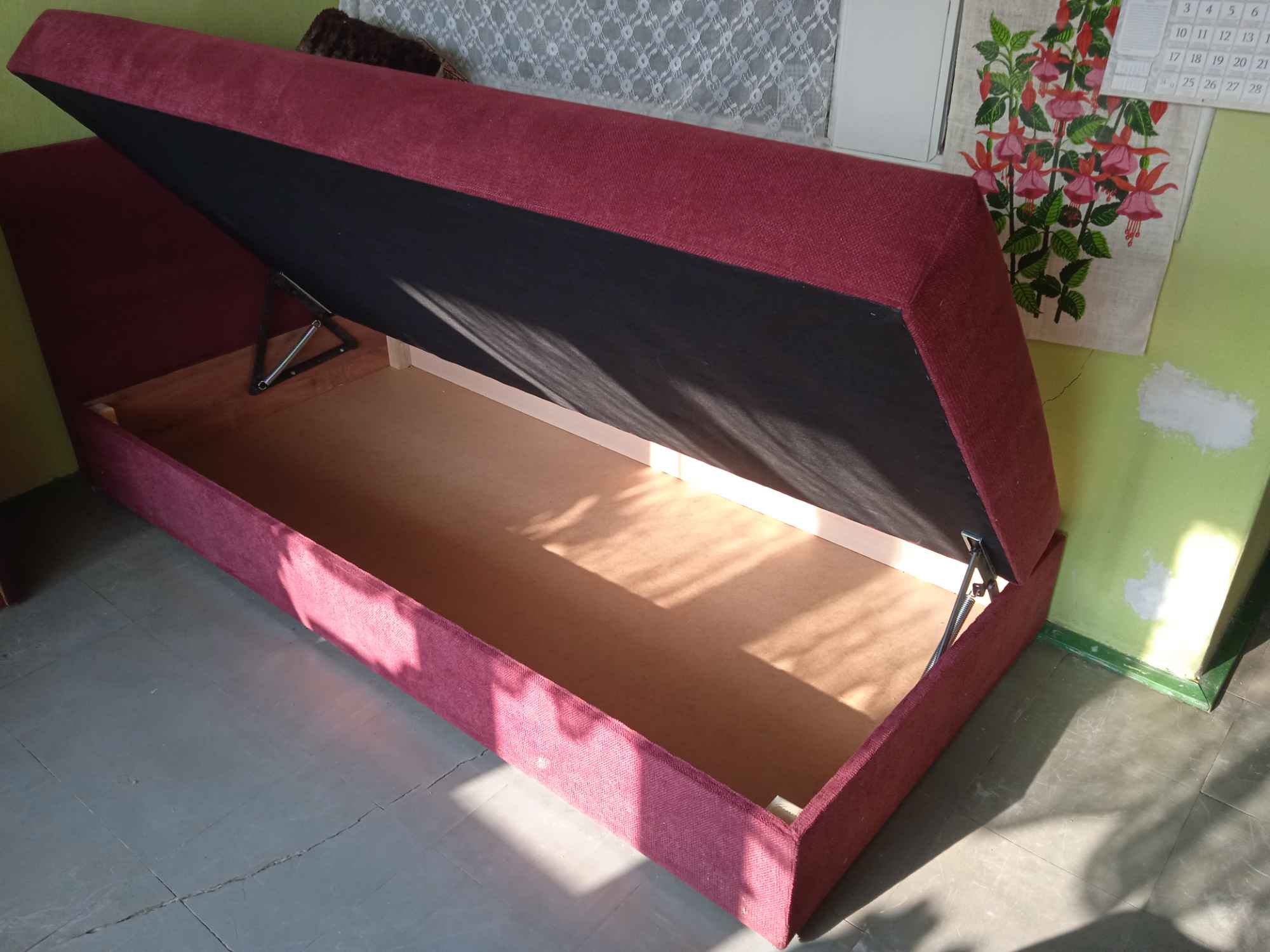 Tapczan z pojemnikiem w bardzo dobrym stanie Katowice - zdjęcie 3