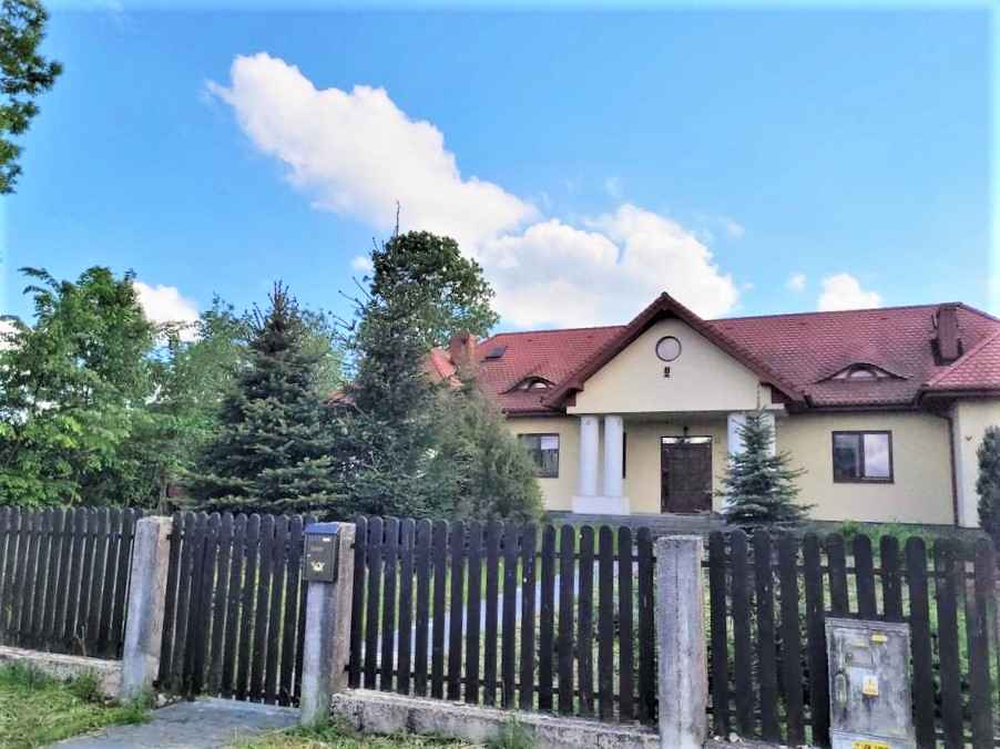 Dom w stylu dworku, z 2012r, na działce 1550 m.kw., a nawet 1,77 ha, Pierzchnianka - zdjęcie 5