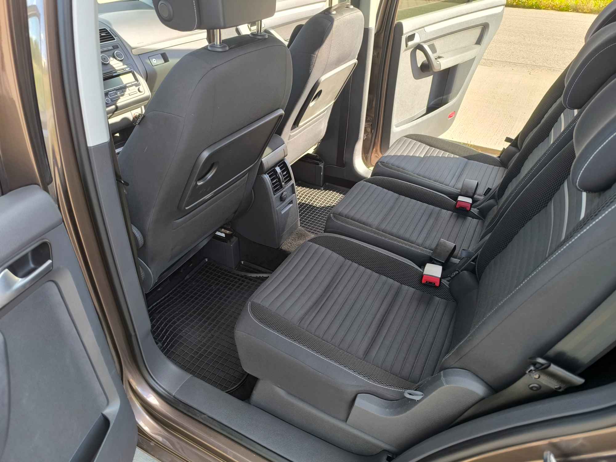 Posiadam na sprzedasz swojego Volkswagena Tourana 1,6 TDI Radom - zdjęcie 7